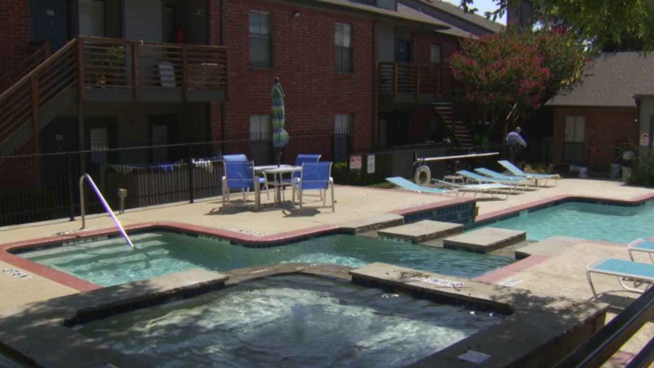 Fallecen dos niñas encontradas inconscientes en una piscina en Fort Worth