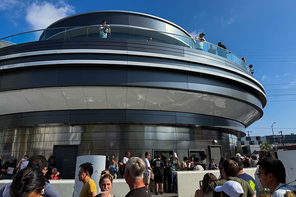 Con los fanáticos de la marca Tesla como invitados, el 21 de julio abrió sus puertas el 
<b>Tesla Diner y Drive-In</b>, en el boulevar Santa Mónica, en Hollywood, California. El restaurante y súper estación de recarga para estos vehículos, fue propuesto desde 2018 por 
<b><a href="https://www.univision.com/noticias/politica/musk-vuelve-atacar-gobierno-trump-caso-epstein" target="_blank">el multimillonario empresario Elon Musk</a></b>.