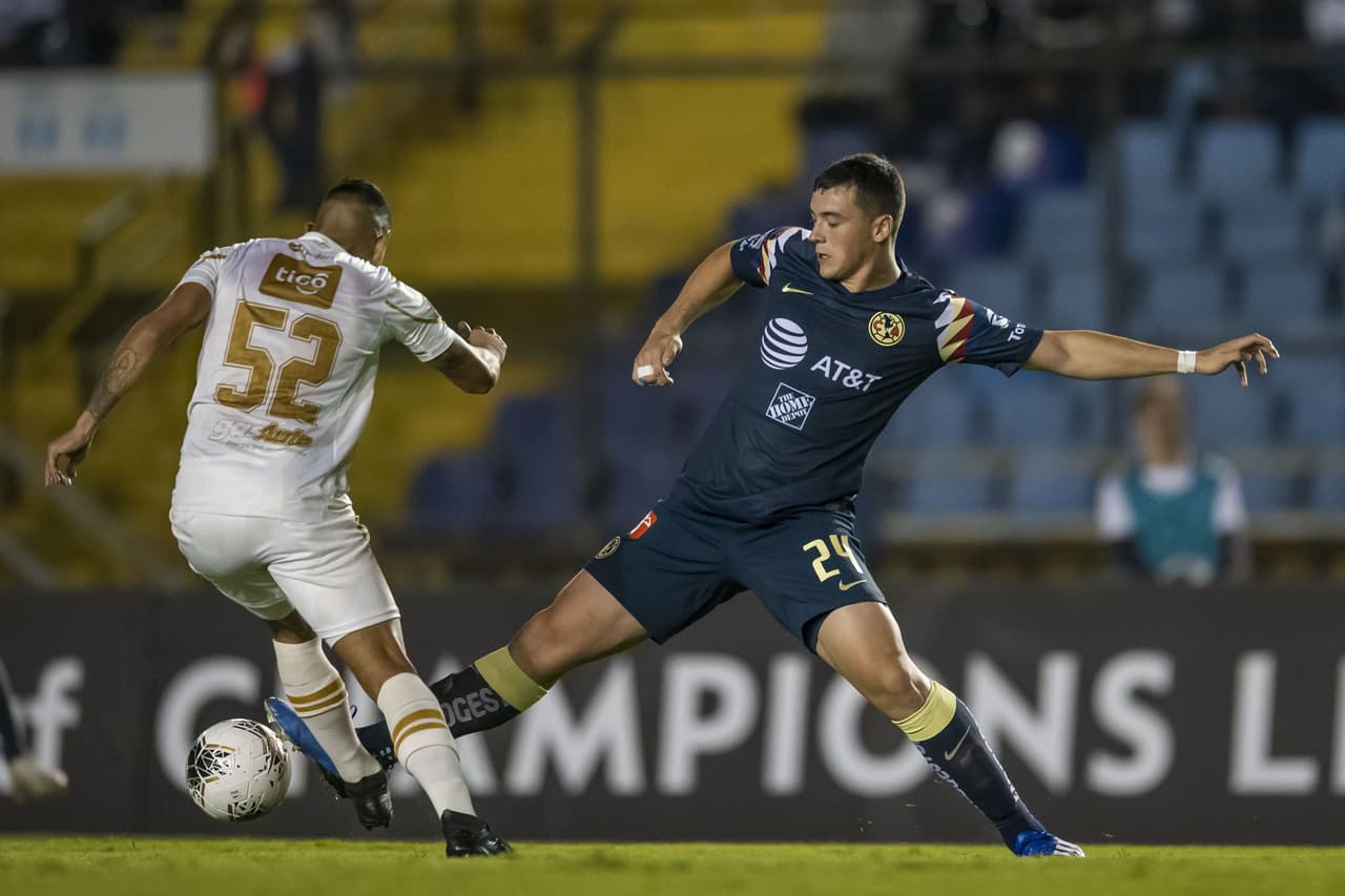 Federico Viñas roba el balón en la salida del Comunicaciones, pero el árbitro marca falta del delantero uruguayo.