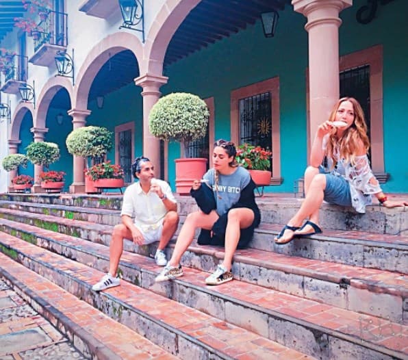 Muy casuales Raúl 'El Negro' Araiza, Galilea Montijo y Andrea Legarreta disfrutando de una paleta de hielo.
