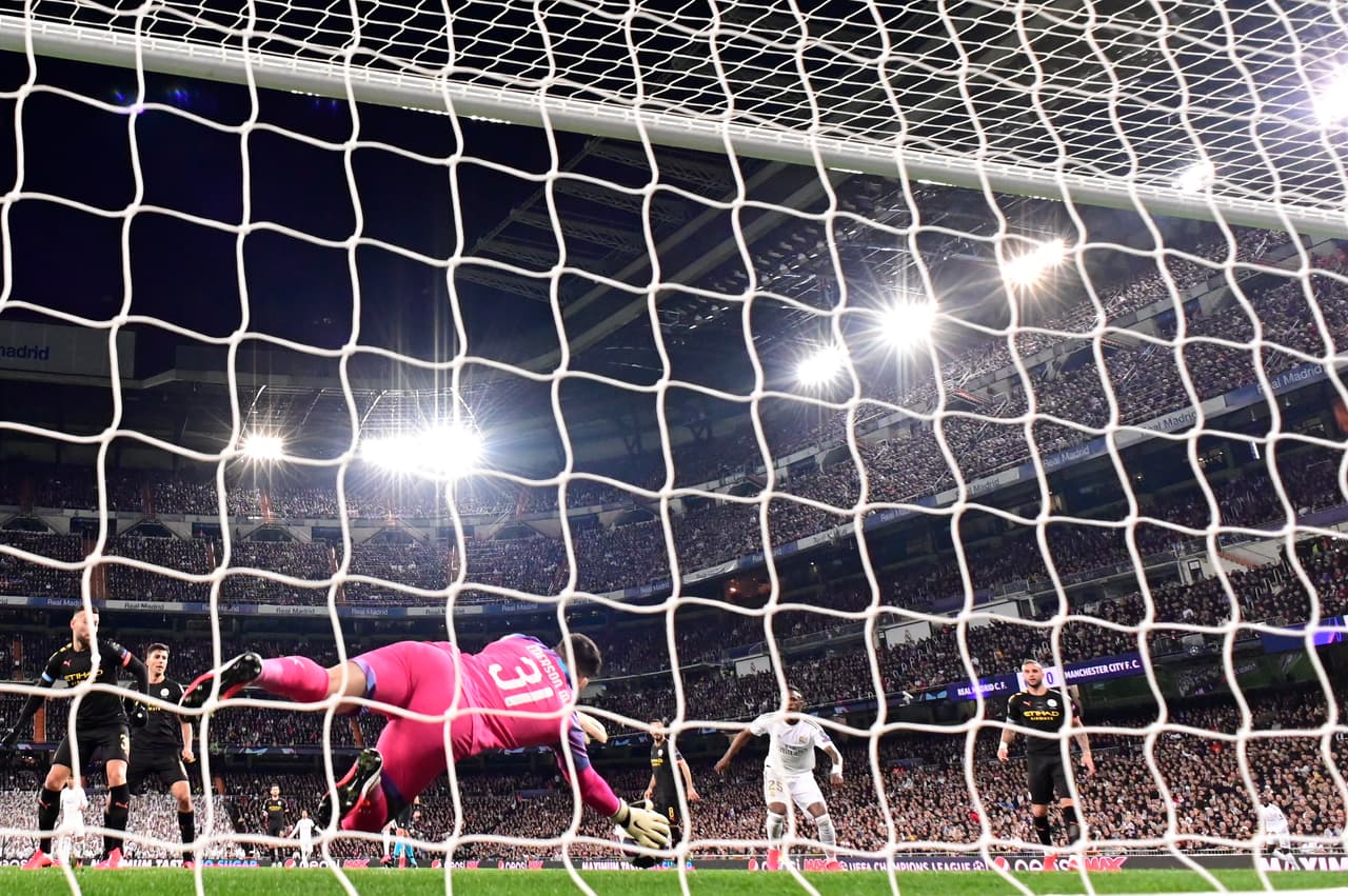 Ederson, guardameta del City, controla el esférico con gran atajada.