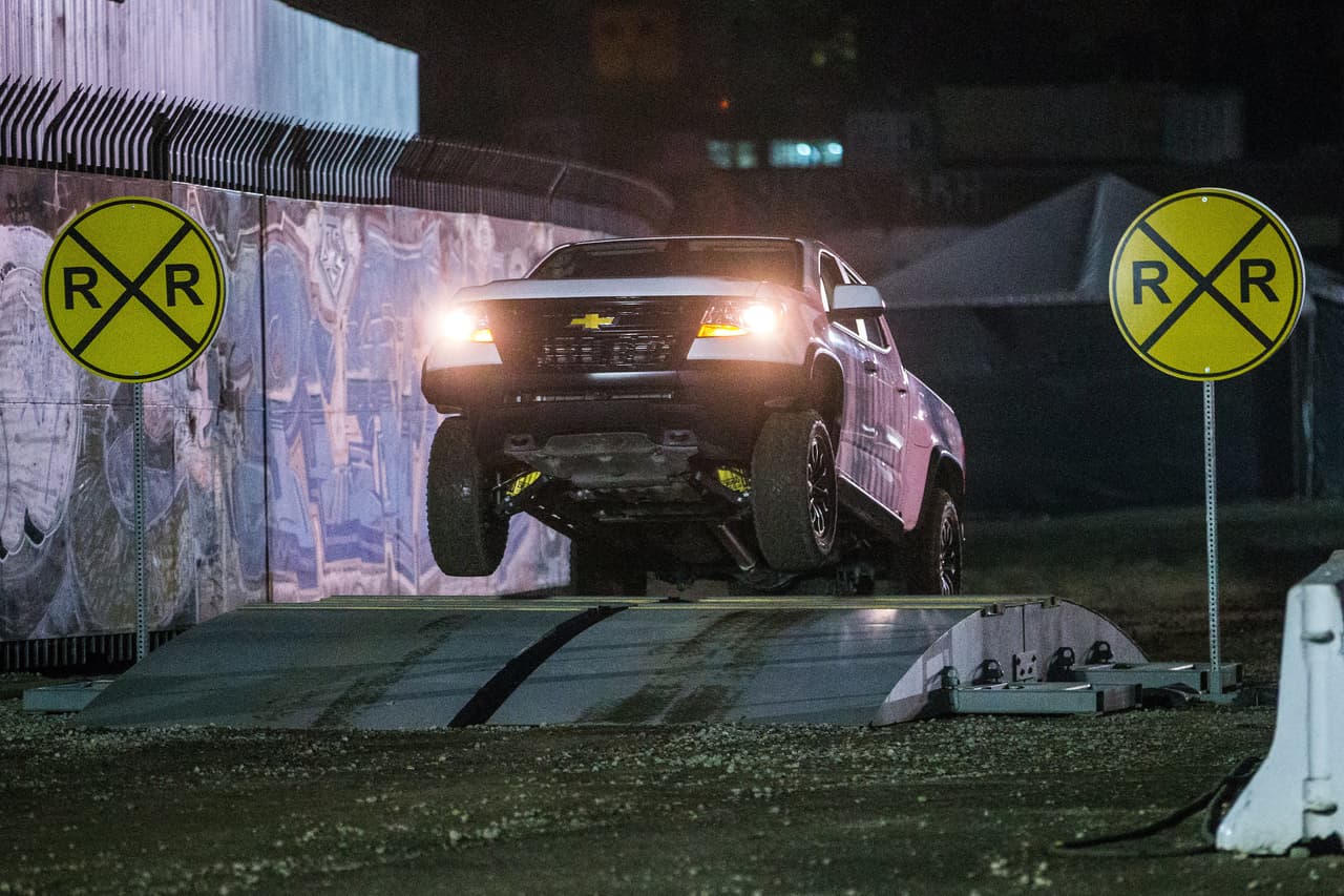 <b>Chevrolet</b> presentó en el Auto Show de los Ángeles 2016 la
<b>Chevrolet Colorado ZR2 </b>una versión todoterreno extrema de su pickup mediana Colorado, uno de los verdaderos grandes éxitos de la marca estadounidense del actual ciclo.