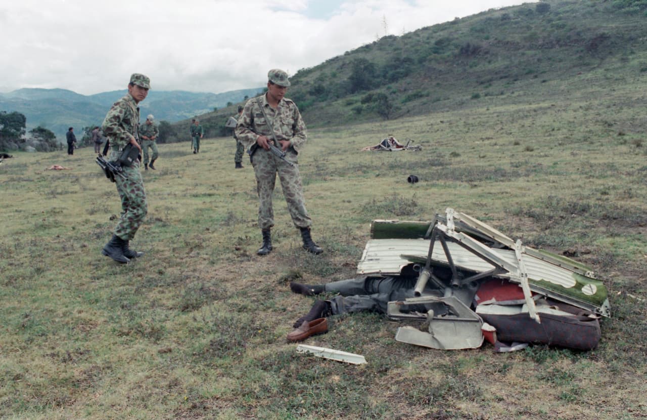 Militares colombianos junto al cuerpo sin vida de una de las víctimas del atentado. Carlos Andres Escobí y Astrid del Pilar Gómez, ciudadanos estadounidenses, perdieron la vida por lo que a pocas horas de la explosión ya se encontraban en Bogotá investigadores de la Administración Federal de Aviación (FAA por sus siglas en inglés) y del FBI.