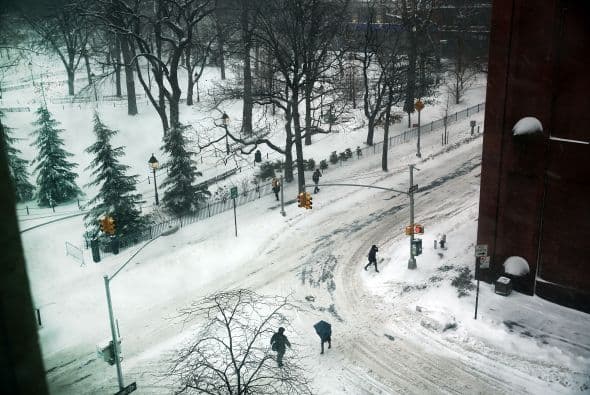 La nieve que deja la tormenta invernal "Pax" en la costa este de Estados Unidos ha causado al menos una decena de muertes, principalmente por accidentes de tráfico, y provocado la cancelación de más de 5.000 vuelos. Washington, está paralizada casi por completo, con acumulaciones de entre 20 y 30 centímetros, lo que ha causado el cierre de las oficinas federales y escuelas; los dos aeropuertos de la ciudad permanecen hoy cerrados. Filadelfia y Nueva York, donde se ha declarado el estado de emergencia, esperan acumular entre 30 y 40 centímetros de nieve y también se espera que las fuertes rachas de viento alcancen 80 kms. por hora. Las autopistas y carreteras en Carolina del Norte sufren desde últimas horas de la tarde del miércoles enormes atascos, en gran medida provocados porque muchos conductores decidieron abandonar sus vehículos en la calzada ante la imposibilidad de seguir su camino debido a las placas de hielo y las acumulaciones de nieve. En Atlanta cerca de 250.000 hogares se mantienen sin suministro eléctrico. Las mayores acumulaciones de nieve ocurrirán entre hoy y mañana a lo largo del corredor de la Interestatal 95, que recorre el nordeste del país, incluyendo las áreas metropolitanas de Washington, Baltimore (Maryland), Nueva York y el interior de Nueva Inglaterra.