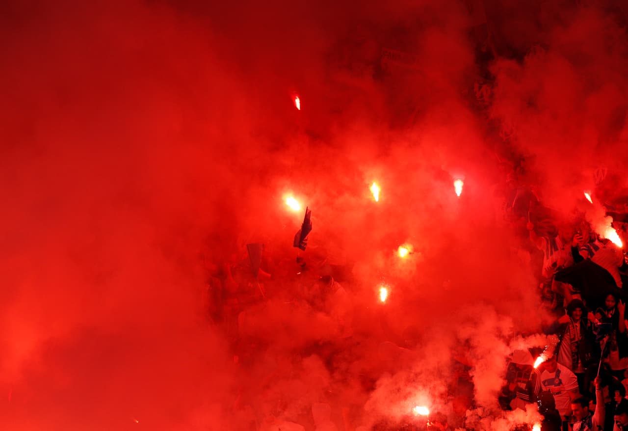Mientras se desarrollaban los actos protocolarios antes del inicio de las acciones entre el Atlético de Madrid y el Marsella, los aficionados ques estaban ubicados en la zona sur del estadio montaron un infierno a base de bengalas. Seguramente, la UEFA sancionará al equipo por el comportamiento de sus ultras, los cuales tienen muy mala fama en Europa.