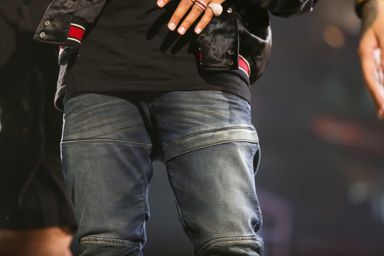 Se trata de una sortija de diamantes y rubíes que lleva en el dedo anular de su mano izquierda.