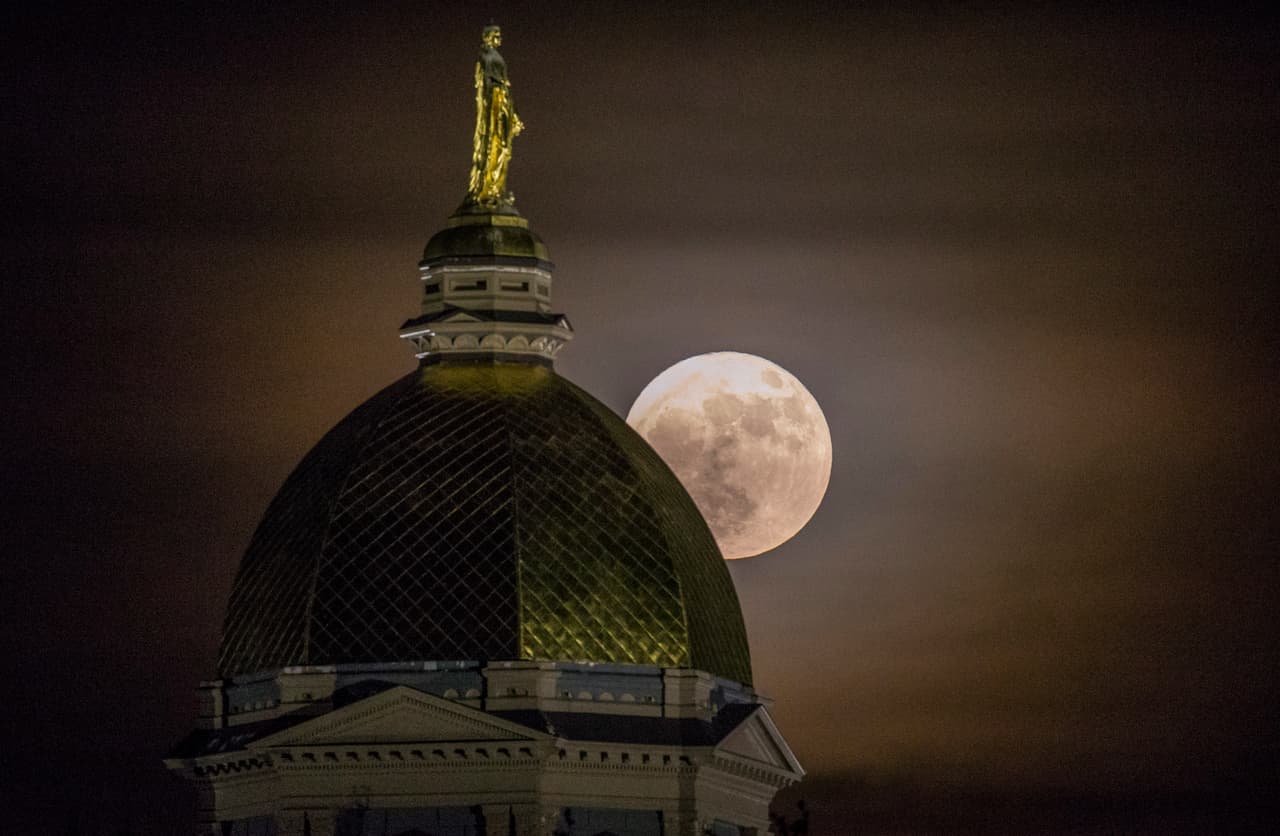Una vista de la superluna sobre la Universidad de Notre Dame en South Bend, Indiana. El satélite de la Tierra se puede apreciar hasta un
<b>14% más grande de lo normal.</b>