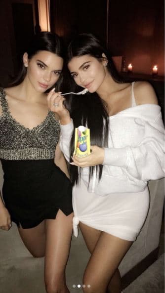 Las hermanas Jenner posaron divertidas ante las cámaras.