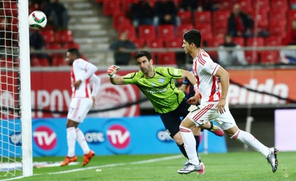 Alan Pulido se estrena como anotador en goleada del Olympiakos en Copa