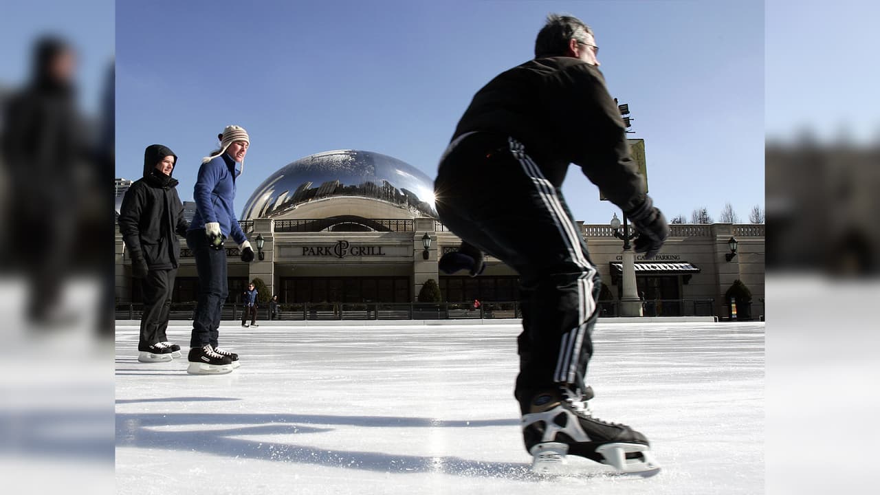 <h3 class="cms-H3-H3"><b>Millennium Park</b></h3>
<br>Disfruta del paisaje y del árbol de Navidad oficial de la Ciudad en el centro de Chicago. 
<b>La pista McCormick Tribune Ice Rink en Millennium Park</b> te espera lecciones de patinaje para todos los niveles. La pista estará abierta hasta marzo. Algunas actividades son gratuitas y en otras 
<b>los costos van de los $16 a los $20.</b> 
<a href="https://www.chicago.gov/city/en/depts/dca/supp_info/millennium_park10.html" target="_blank">En este sitio</a> puedes hacer tu reservación. 
<br>