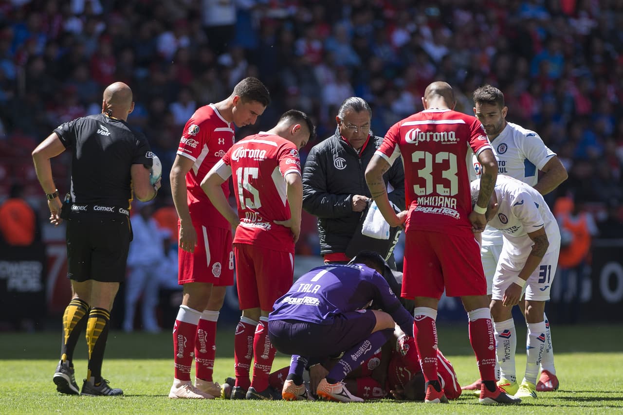 William da Silva terminó lesionado y salió al minuto 40 del primer tiempo. En su lugar entró Emanuel Giglioti.
