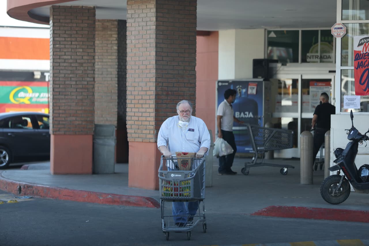 Actualmente, Thomas Markle reside en Rosarito, México, a 250 millas de distancia (casi 5 horas manejando) de Santa Bárbara, California, en donde los Sussex han establecido su residencia permanente.
<br>