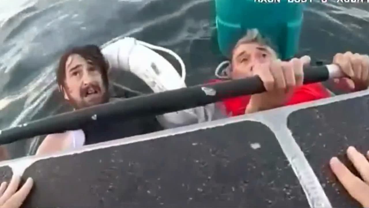 Rescatan a padre e hijo de las gélidas aguas de Boston Harbor luego de que su bote se hunde