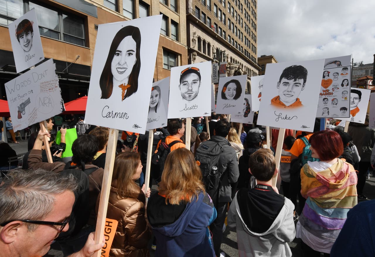 Los Ángeles, California. Los rostros de las víctimas del tiroteo en Parkland en la manifestación. 
<br>