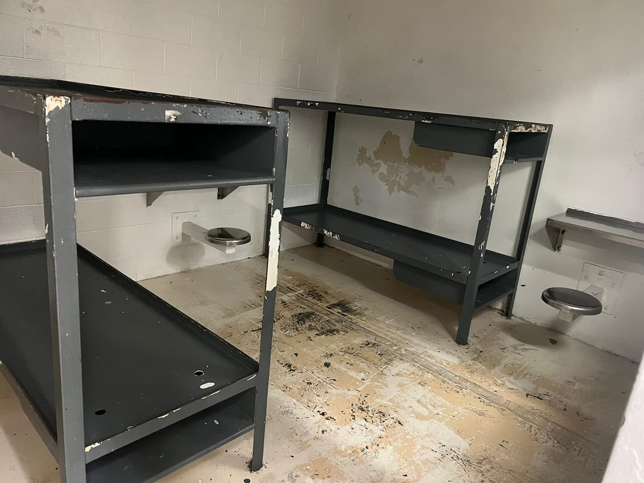 Si una persona inmigrante indocumentada es arrestada en la frontera, podrían terminar en una celda como esta. Es de 40 pies cuadrados por persona y tiene capacidad para hasta 22 detenidos.