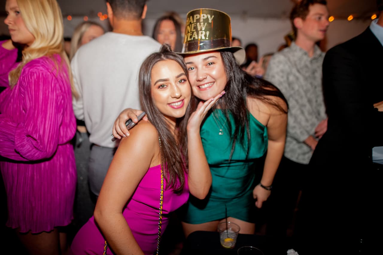 <b>Evento</b>: New Year's Eve Celebration
<br>
<b>Fecha</b>: 31 de diciembre
<br>
<b>Lugar</b>: Sheraton Raleigh Hotel. 421 S. Salisbury St. Raleigh, NC
<br>
<b>Sitio web</b>: 
<a href="https://www.nye-raleigh.com/">https://www.nye-raleigh.com/</a> 
<br>
<br>Fiesta que se realizará en varios salones del hotel y que contará con música, DJS en vivo, comida, bebida y más.