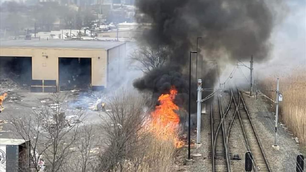 Feroz incendio arrasa con una planta de reciclaje en Nueva Jersey