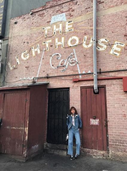 Para no ser vista saliendo tarde de este bar, la conductora dijo que prefirió hacerlo por la puerta trasera y así evitar el clásico 
<i>walk of shame</i>.