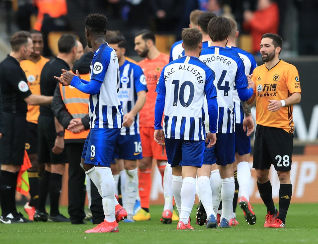 Los Wolves de Raúl Jiménez y el Brighton se despiden, como de costumbre, con un apret´ón de manos y algunos abrazos.
