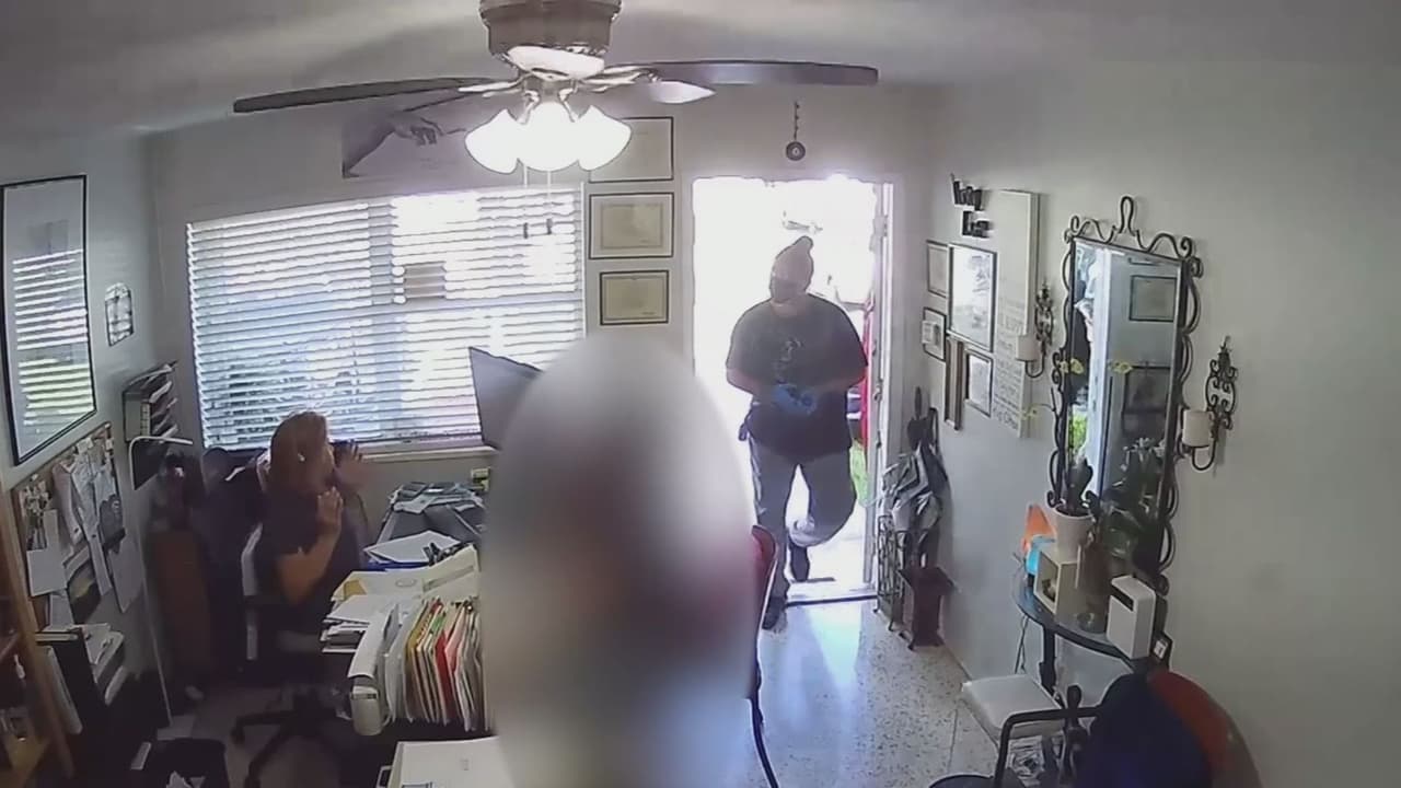  Autoridades revelan video del instante en el que una mujer fue asesinada por su hermano
