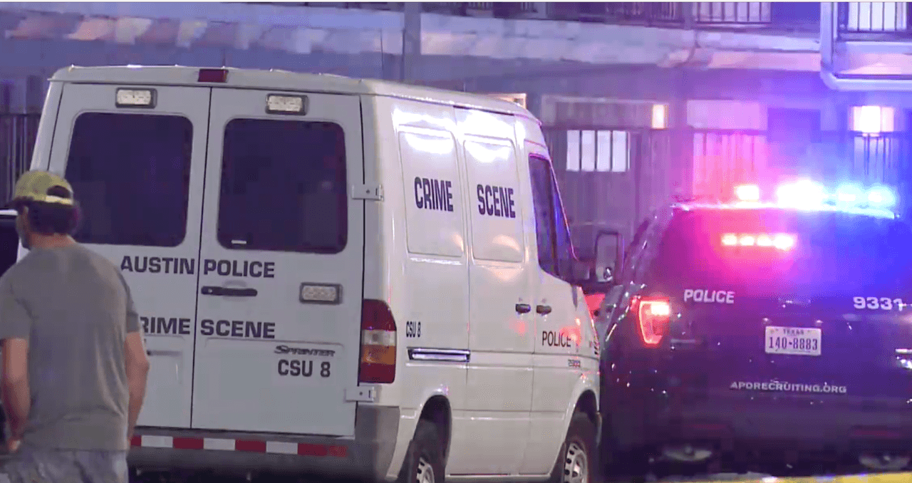 Los servicios de emergencias médicas transportaron a tres personas al hospital.