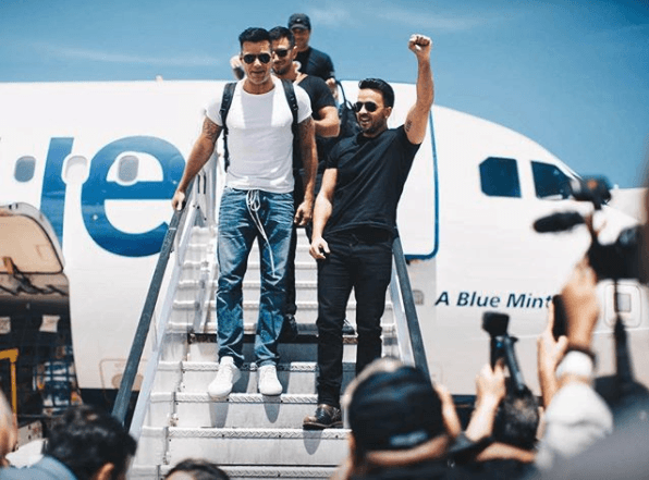 "Por fin llegamos. A trabajar se ha dicho. Unidos somos más grandes", publicó Luis Fonsi junto a esta imagen al descender del avión en el que llegó a Puerto Rico junto a Ricky Martin, Nicky Jam y Chayanne.