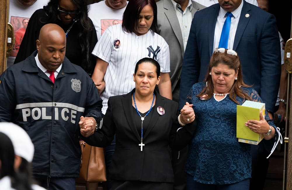 Su madre, Leandra Feliz (en el centro), fue vestida de negro y portando un rosario. La mujer estuvo casi todo el tiempo acompañada de sus familiares, que le sostuvieron las manos.