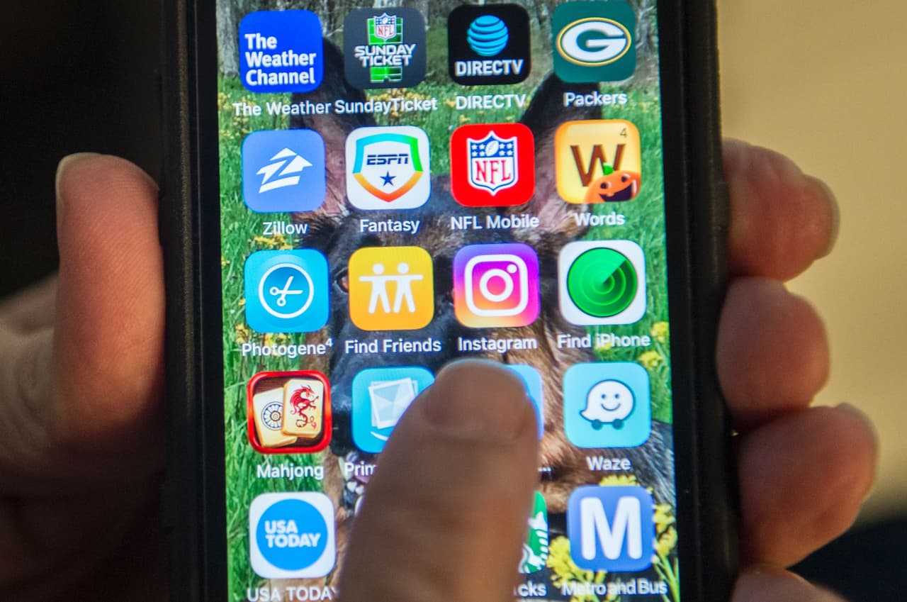 Nuestro cuerpo piensa que todavía es de día y que aún quedan varias horas de actividad por delante. La luz proyectada de manera tan directa sobre nuestro cuerpo afecta a los niveles de melatonina, que regula nuestro ritmo circadiano.