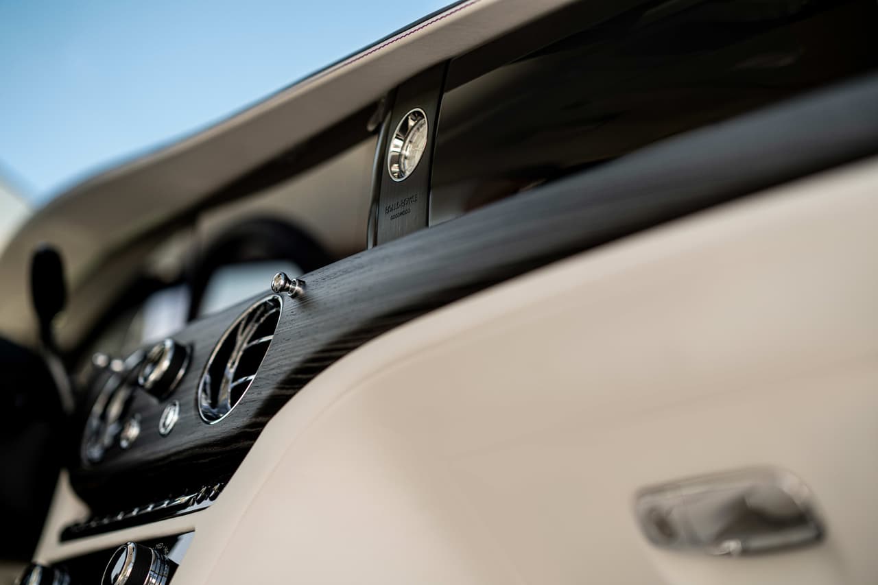 En el interior hay un balance entre simplicidad, elegancia y tecnología.