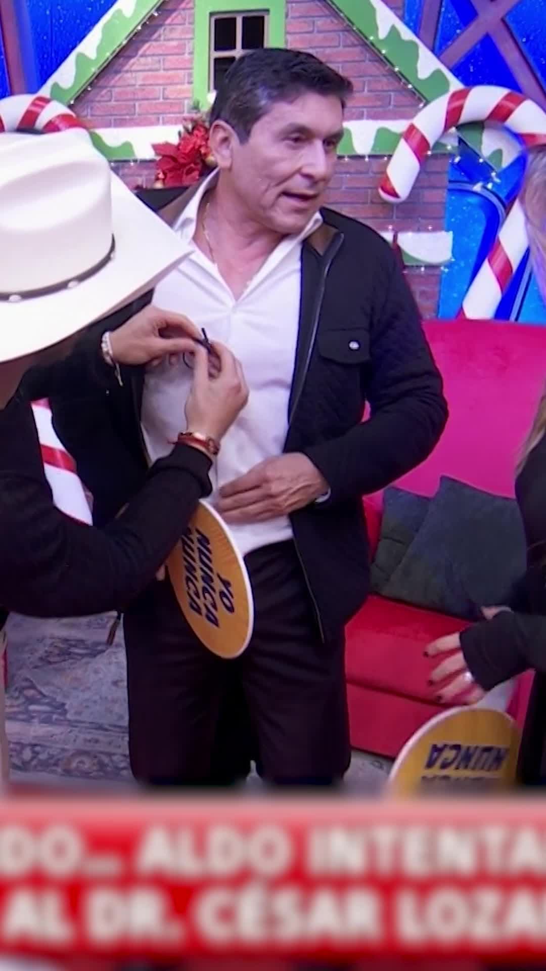 Aldo y Abelito intentan ponerle CORRECTAMENTE el micrófono al doc. César Lozano