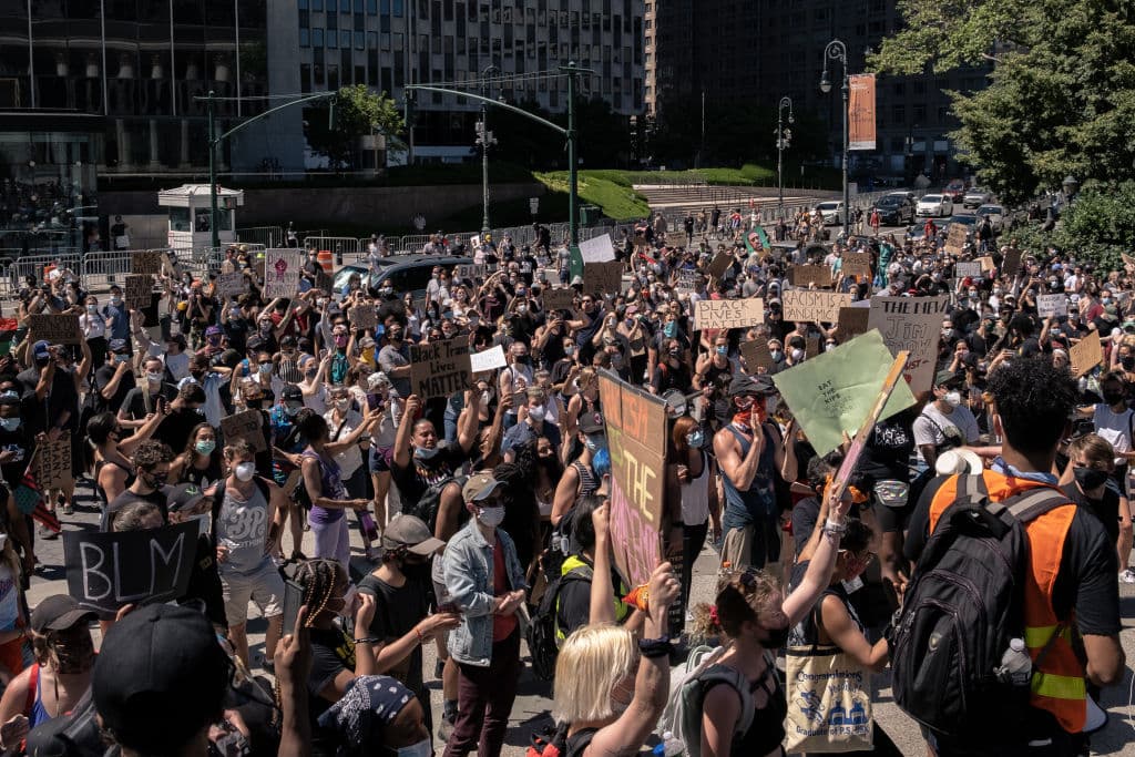 Protesta en apoyo al empoderamiento negro y para exigir una reforma policial en Foley Square, en la ciudad de Nueva York, este el 13 de junio. Este sábado ya son 19 días consecutivos de protestas, tras
<a href="https://www.univision.com/noticias/sucesos/timeline-de-la-muerte-de-george-floyd-lo-que-se-sabe-minuto-a-minuto-gracias-a-varios-videos-video">la muerte del afroestadoundense George Floyd</a> a manos de la Policía de Minneapolis. Este viernes, el afroestadounidense Rayshard Brooks murió en Atlanta, también baleado por la Policía.