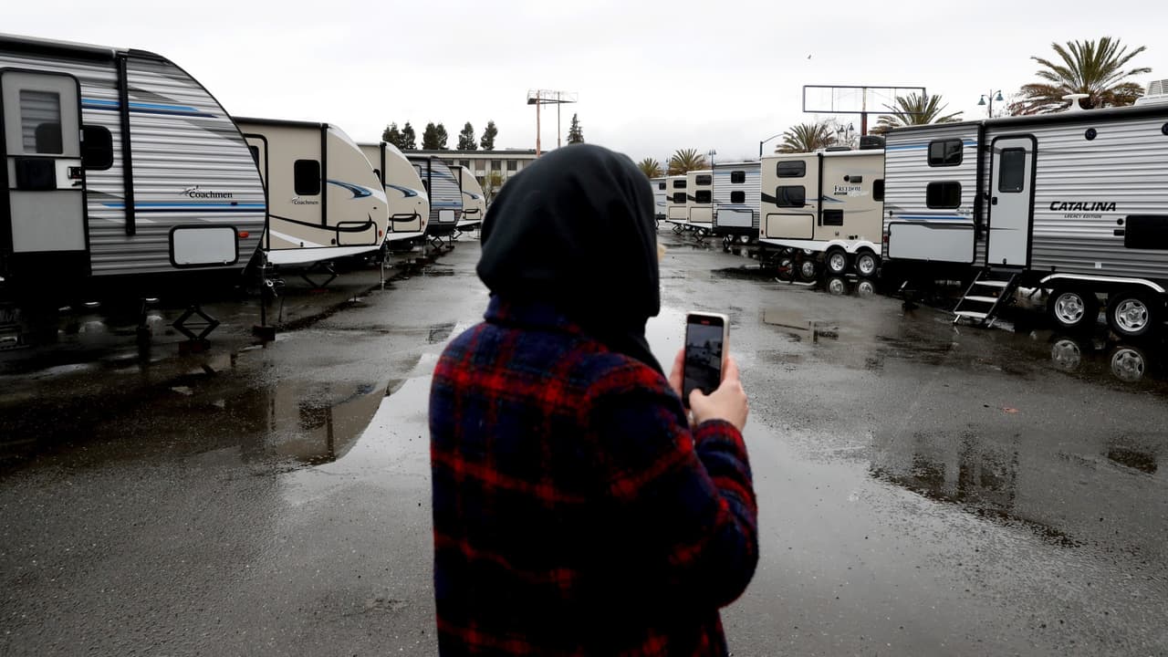 <b>Alguna ropa ligeramente usada para adultos y niños.</b> Si bien es mejor recibir ropa nueva, Loaves & Fishes también puede aceptar
<b>chaquetas y brasieres</b> que no han sido usadas por mucho tiempo.