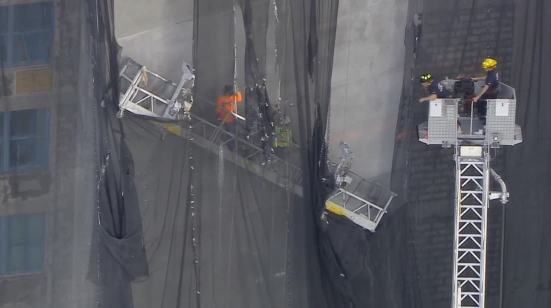 Así fue el rescate a dos trabajadores de la construcción que quedaron colgando de un andamio en Miami Beach