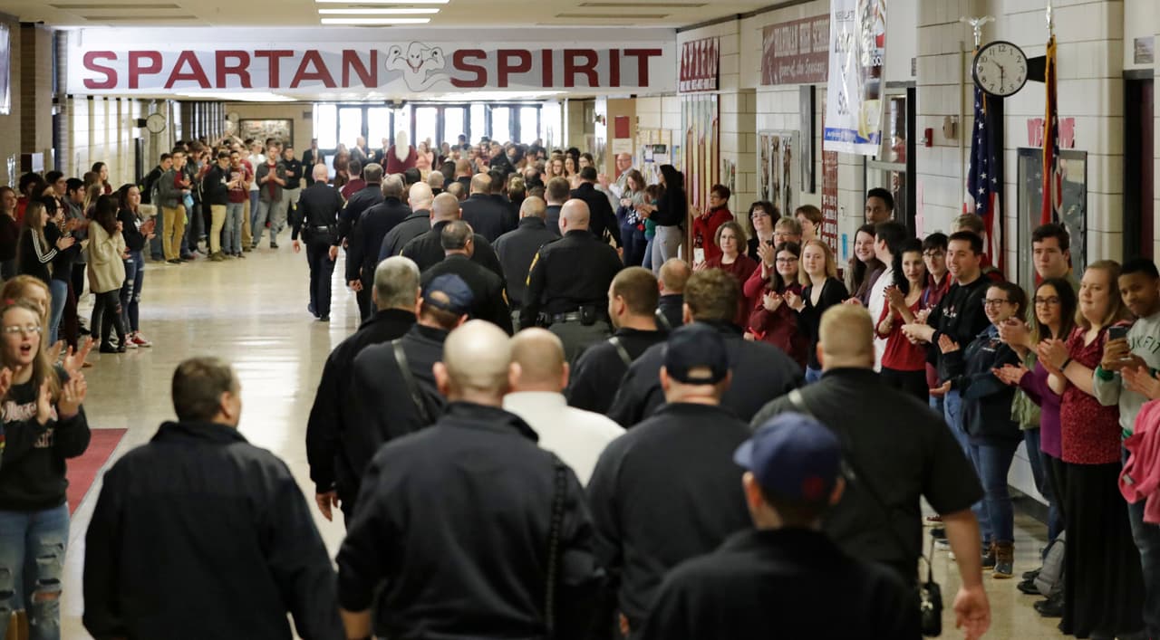 En la secundaria Boardman, en Ohio, el timbre sonó 17 veces para recordar a las víctimas . Las autoridades planificaron un simulacro emergencia y los estudiantes aplaudieron a los oficiales cuando caminaron por el pasillo de la institución. En la secundaria Stoneman Douglas de Florida, algunos estudiantes decidieron no entrar el día de hoy.