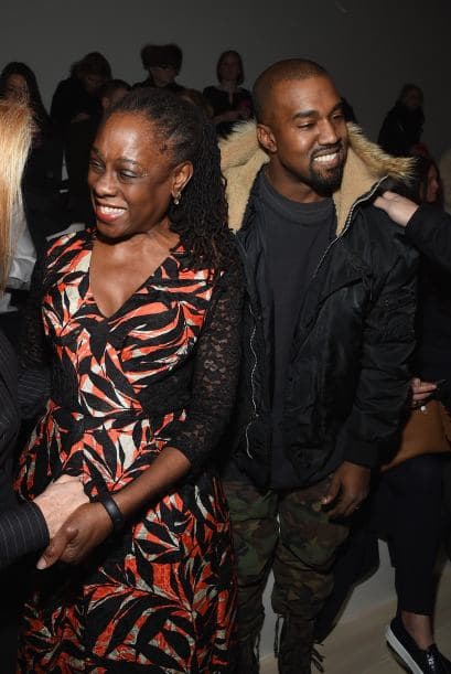 ¡Cómo lo ven! El rostro del diseñador fue lo único que Kanye necesitó para enseñar su blanca dentadura.