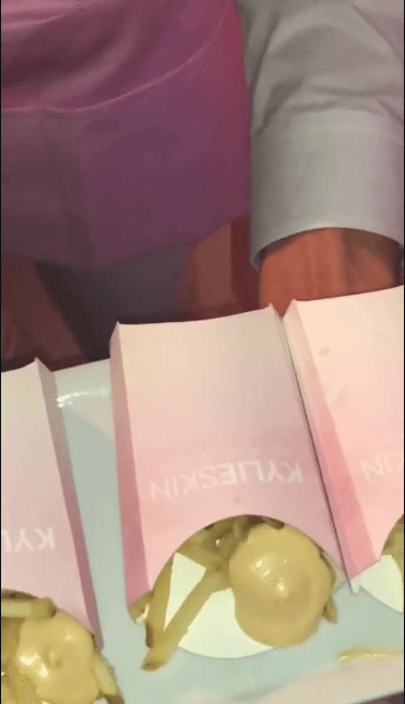 Las papitas fritas eras rematadas con queso y servidas en conos de cartón con la rúbrica de los productos de Kylie.