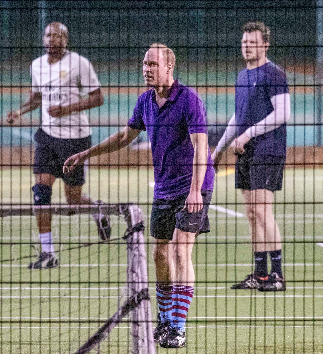 El príncipe William sudó tanto como el resto, buscando anotar un gol.