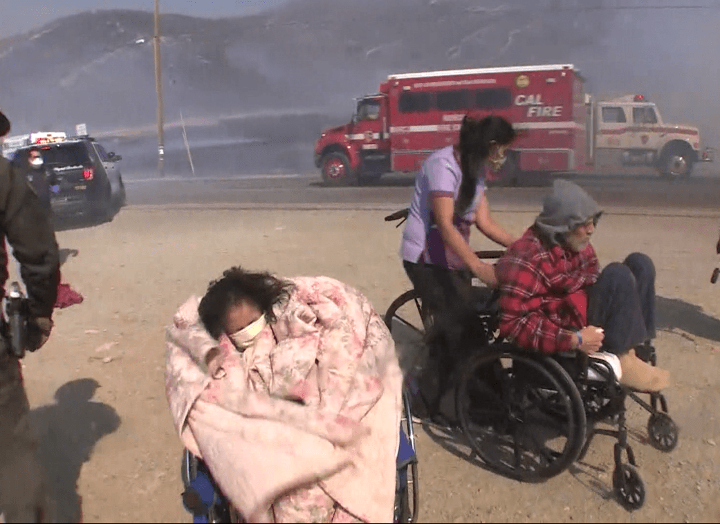 200 personas fueron evacuadas de un hogar de cuidados progresivos y de dos parques de casas móviles, cerca de la autopista 60 en Pomona, tras el estallido del 
<a href="https://www.univision.com/local/los-angeles-kmex/edicion-digital-california/bomberos-de-riverside-luchan-por-controlar-el-incendio-hill-que-ya-ha-consumido-mas-de-50-acres-video">incendio Hill</a>.