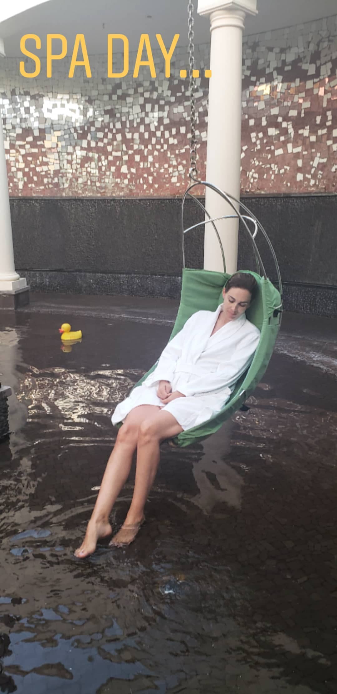 La conductora anunció que bajaría el ritmo de trabajo, pues debía tener más precauciones en su embarazo por ser gemelar: "Es un embarazo de alto riesgo. No puedo estar corriendo de un lado para otro, no puedo estar trabajando a 'full', tengo que estar tranquila pensando en mis bebés y en mis hijas", afirmó el pasado 17 de julio.