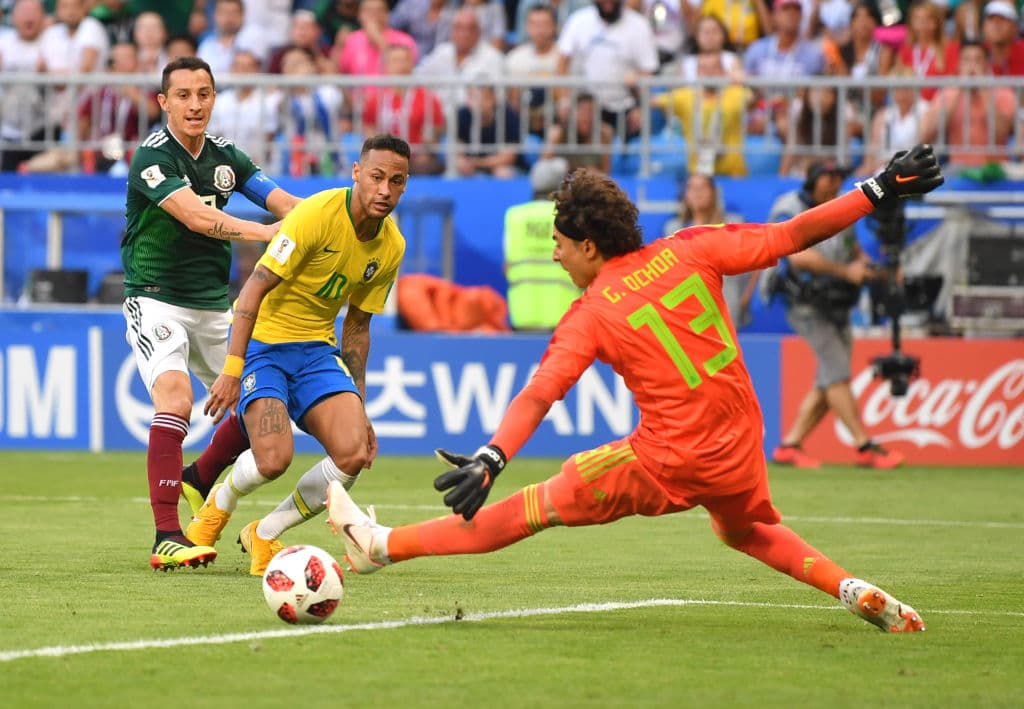De nuevo al minuto 43 del segundo tiempo, Ochoa lució impotente en un contragolpe de Brasil y en una jugada en la que Neymar asistió a Firminho para poner el definitivo 2-0.
