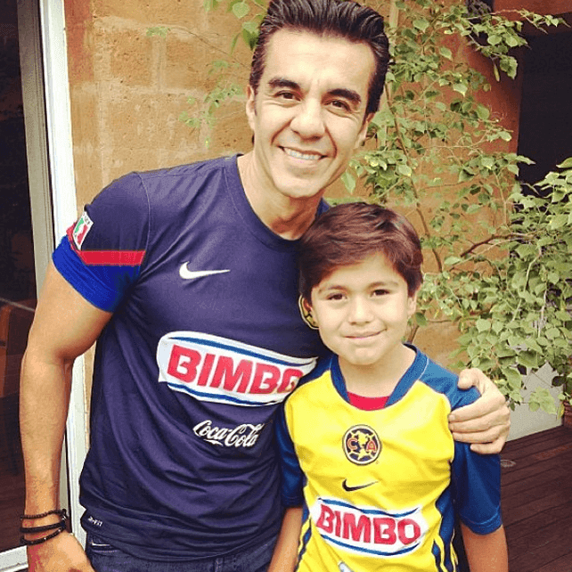 El comediante 
<b><a href="https://www.univision.com/temas/adrian-uribe">Adrián Uribe</a></b>, al igual que su hijo Gael, son fieles 'americanistas'.