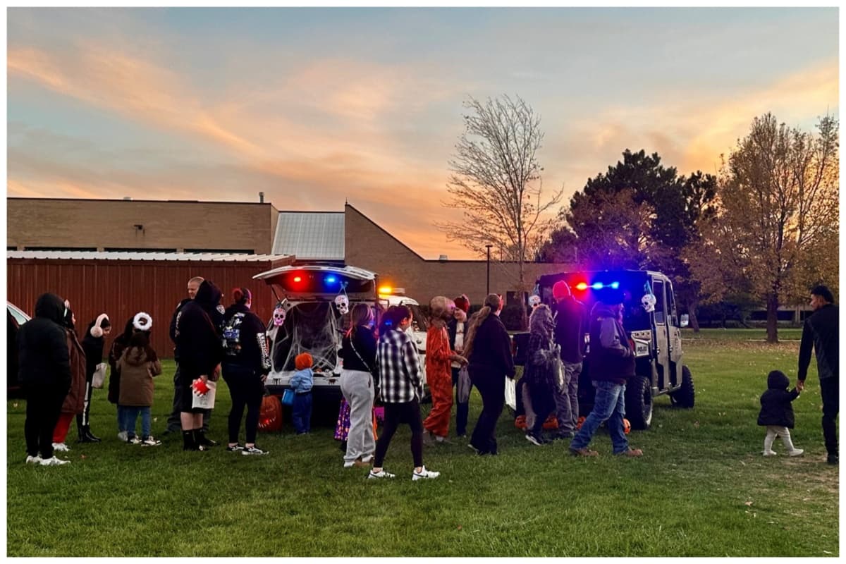 Advierten que posiblemente reciban fentanilo arcoiris que son pastillas de colores que podrían llamar la atención de los niños, por eso no deben comer nada hasta que lleguen a sus casas y los papás revisen todas las golosinas. Si esto les sucede deben denunciar de inmediato a la policía.