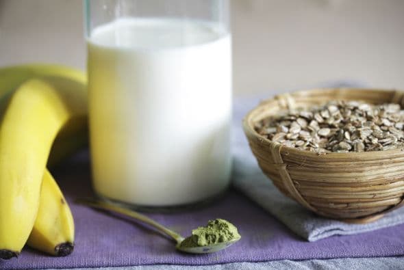 Ingredientes: 1 cucharada de mantequilla de almendras 1 taza de leche de almendras Un puñado de dátiles 1 banana 1 cucharada de cacao en polvo (70%) Hielo