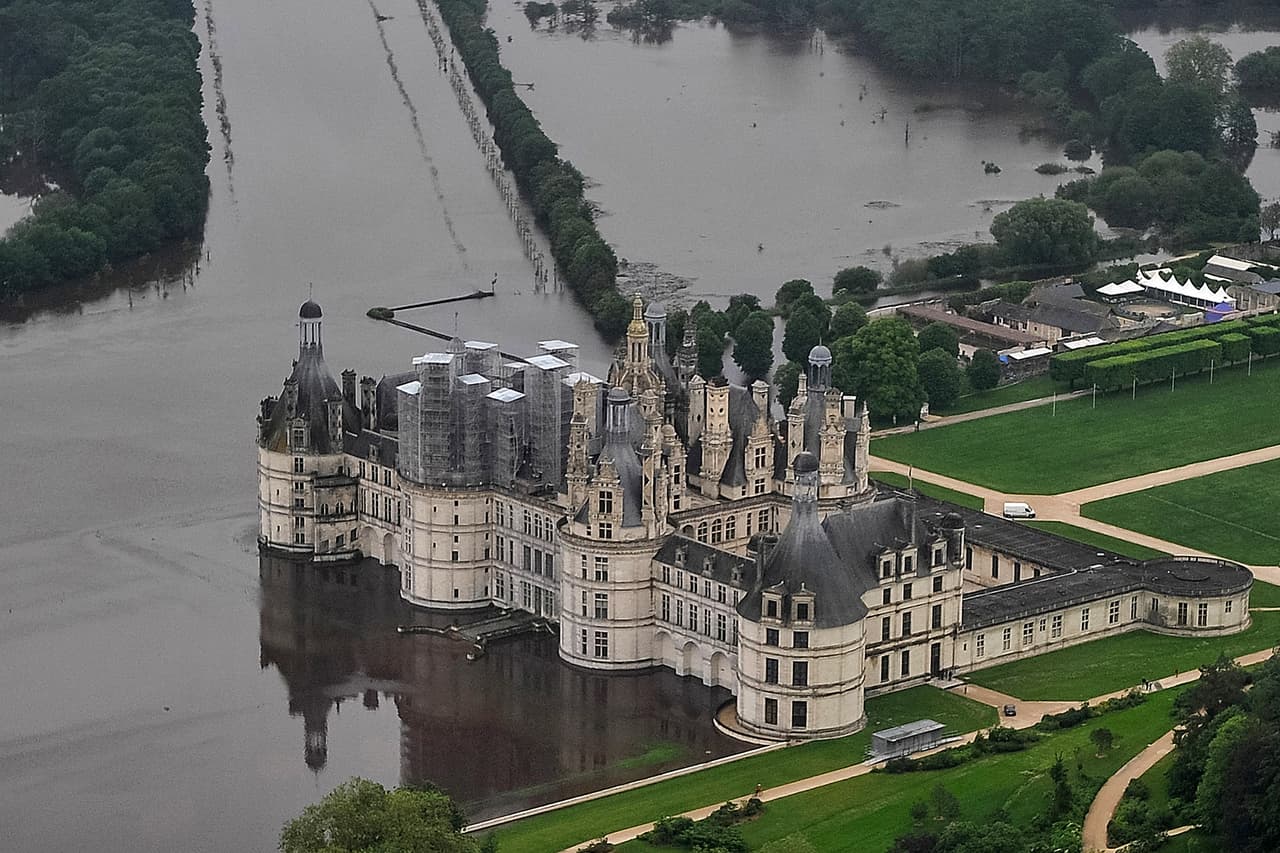 El castillo de Chambord, a 105 millas al suroeste de París, y su parque parcialmente inundado por el río Cosson. Algunos pueblos del centro de Francia han sufrido la peor inundación del último siglo.
