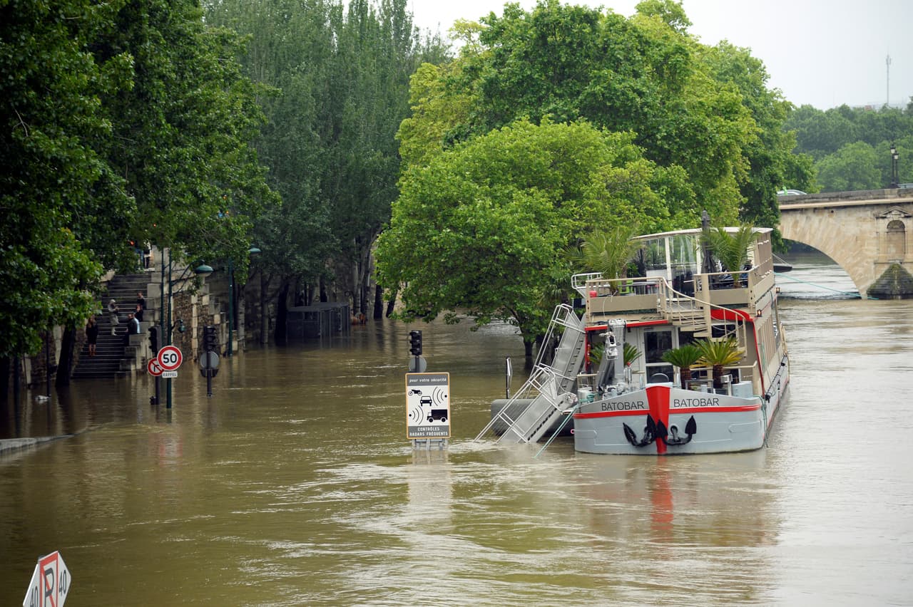 Los bancos de la rivera del Sena, completamente inundados.