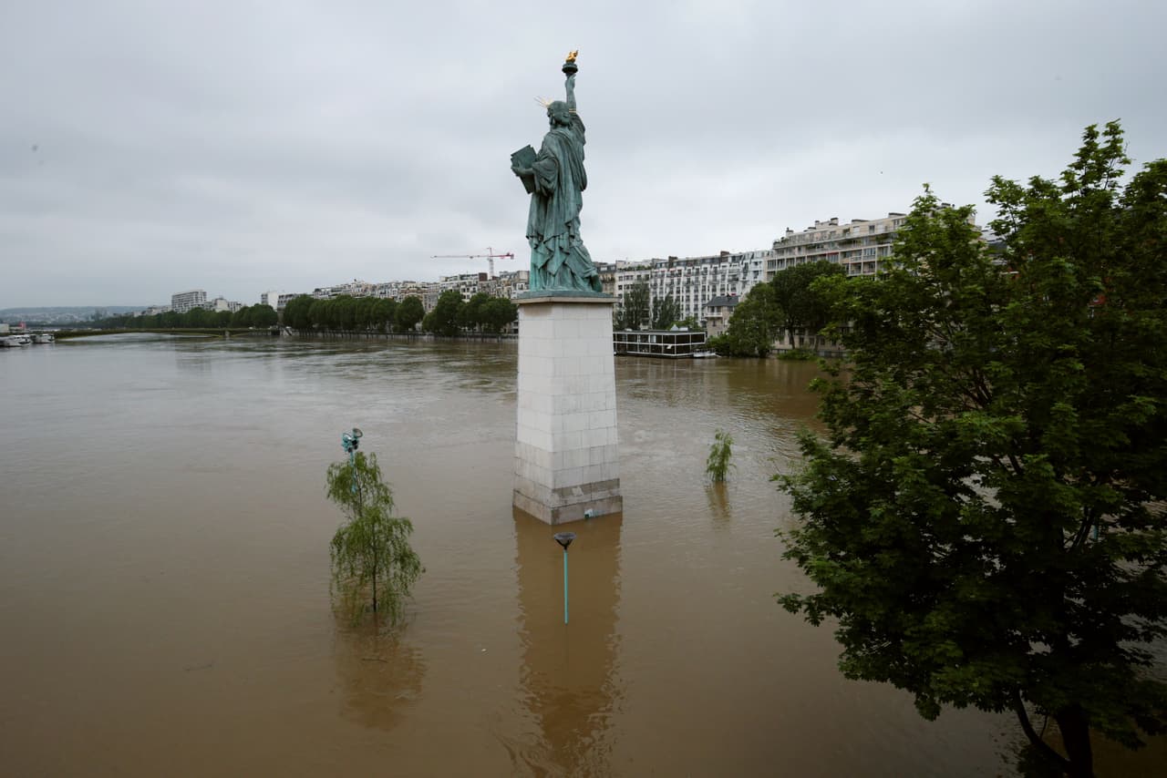 La estatua de la Libertad de París, completamente rodeada de agua.