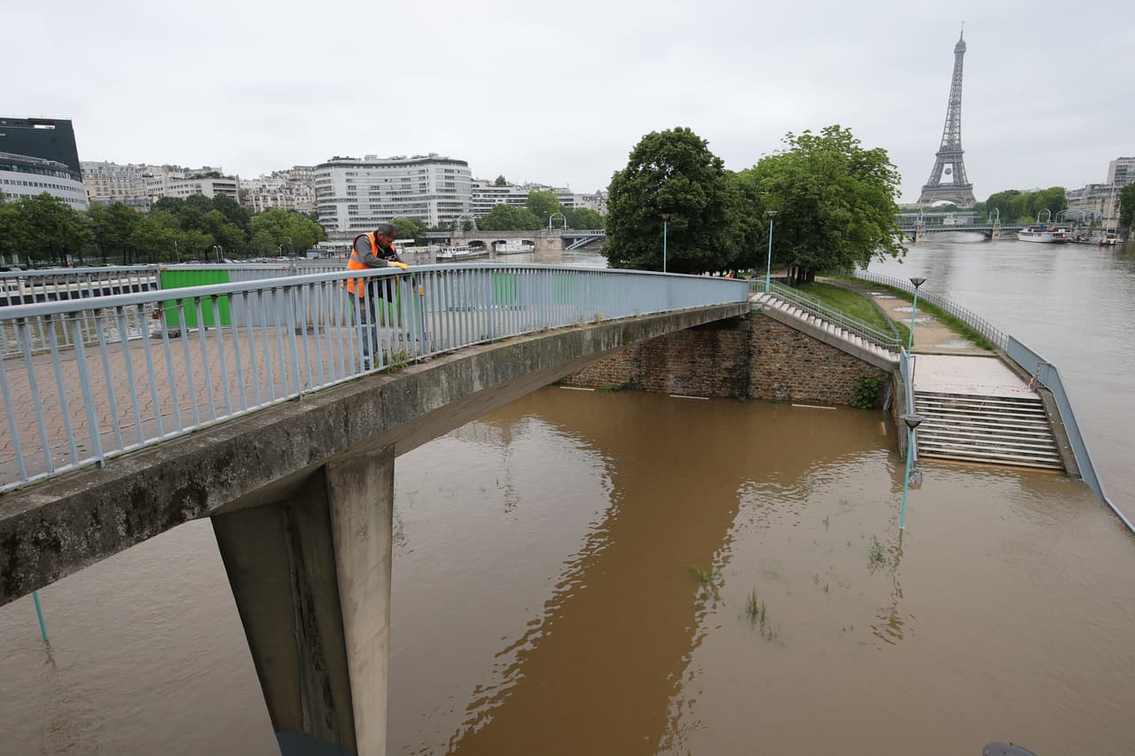La crecida histórica del Sena, que ya sobrepasó los 6 metros, pone en peligro bienes materiales y personas.