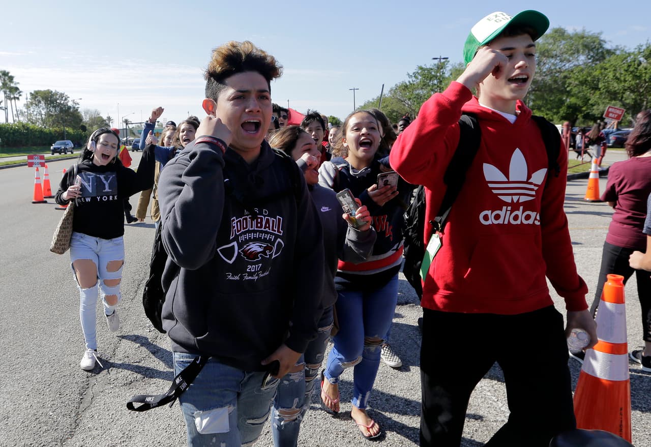 <b>Parkland, Florida.</b> A un mes exacto del tiroteo donde murieron 17 personas, los alumnos de la secundaria Marjory Stoneman Douglas protestan en las calles. Alumnos de 3,000 escuelas del país participarán en la protesta.