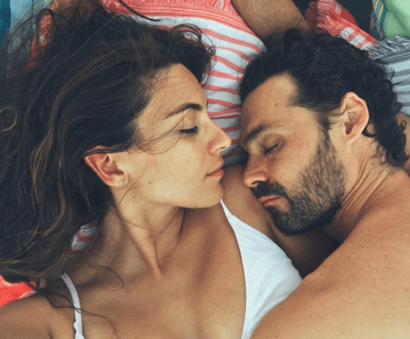 Aunque al principio ellos eran cautelosos en hacer del dominio público su relación, pero ellos se vieron obligados a confirmar su relación después de que una revista publicara íntimas imágenes de la pareja.