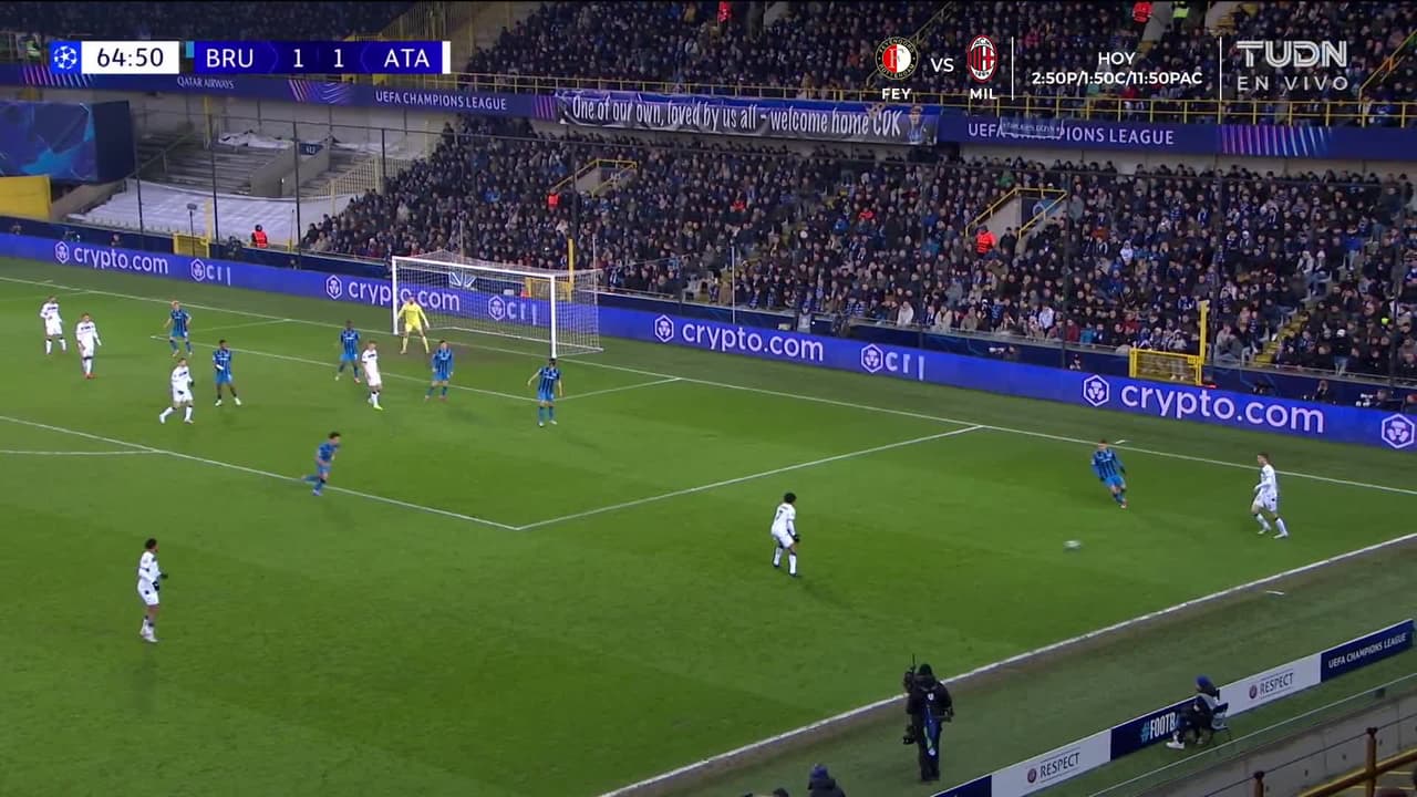 ¡TIRO ATAJADO! disparo por Davide Zappacosta.